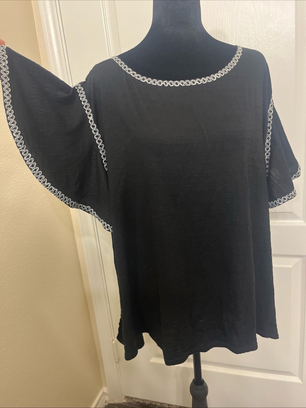 Max Studio Top white embroidered trim along the neckline & flutter sleeves Sz 1X